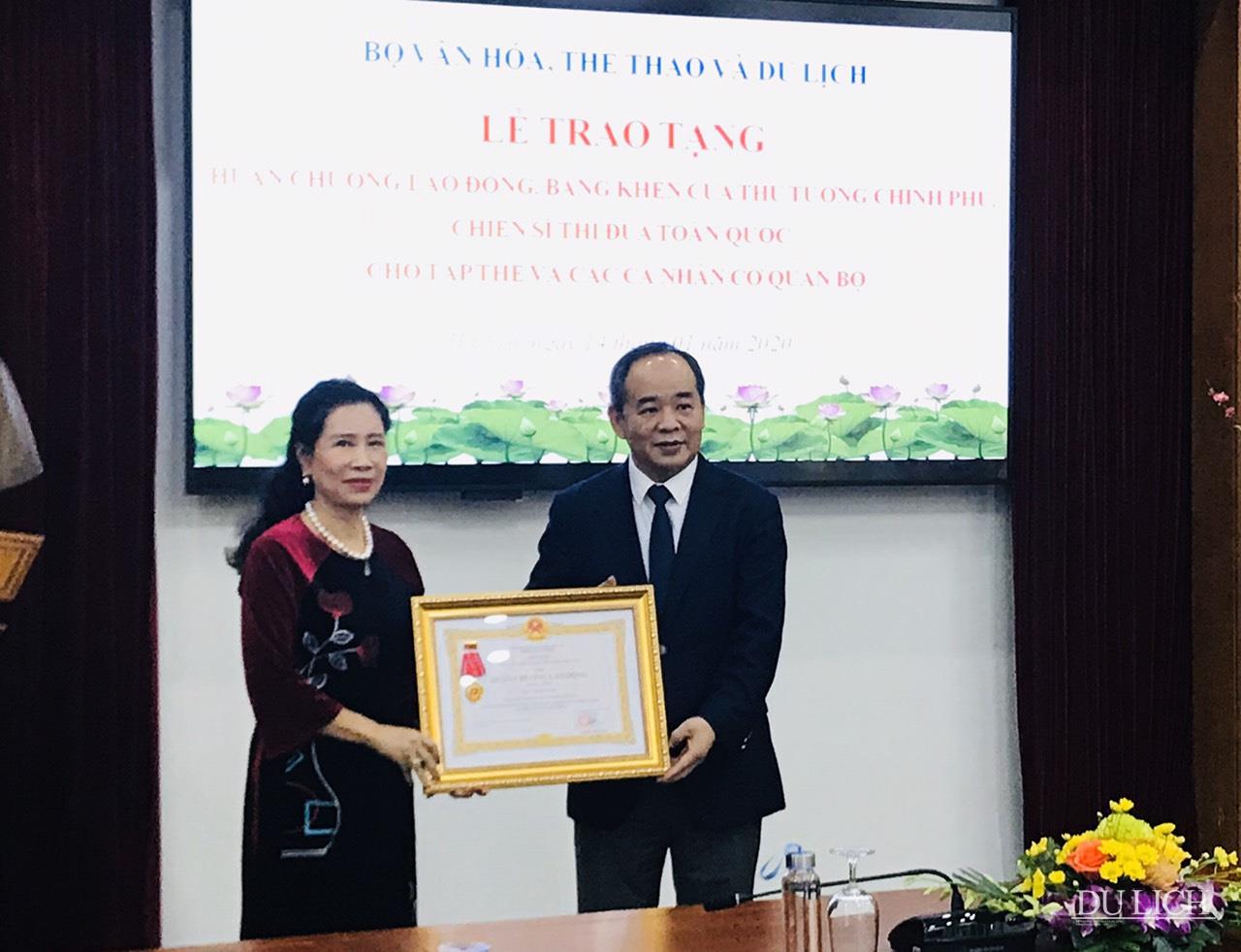 Thừa ủy quyền Chủ tịch nước, Thứ trưởng Bộ VHTTDL Lê Khánh Hải đã trao tặng Huân chương Lao động hạng Nhất cho nguyên Thứ trưởng Bộ VHTTDL Đặng Thị Bích Liên